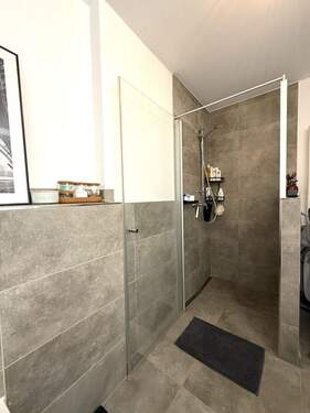 Badezimmer mit begehbarer Dusche - 