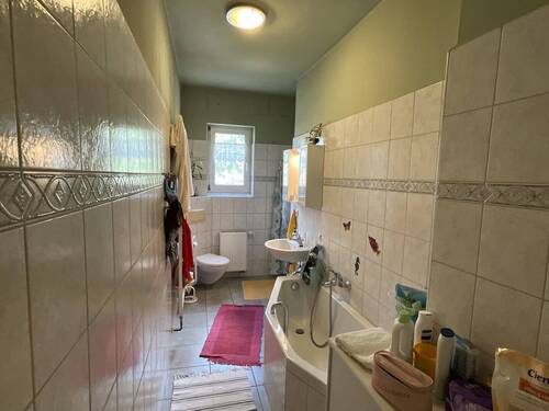 Blick ins Bad EG Wanne / Dusche - 