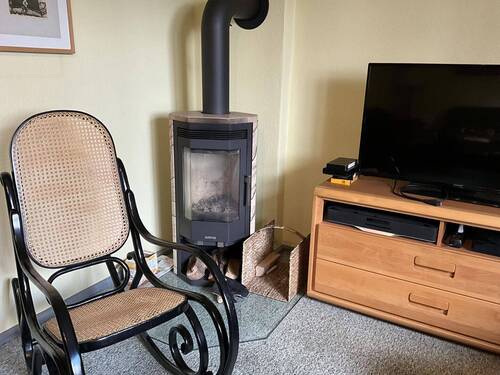Kaminofen im kleinen Wohnzimmer - 