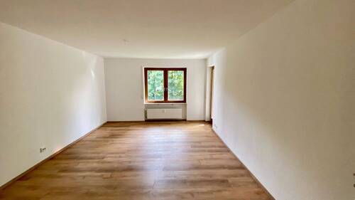 Wohn-/Esszimmer läßt viel Sonne herein - 