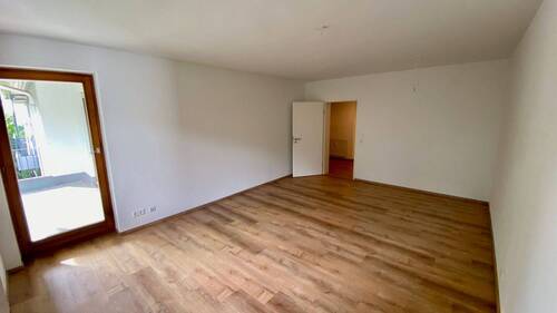 Zugang auf den Balkon vom Wohnzimmer... - 