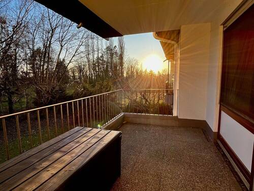 Der große sonnige Balkon - Sonnige Aussichten! Obergeschosswohnung mit wunderschönem Balkon und Blick ins Grüne