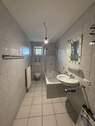 Bad mit Badewanne - 3 Zimmer Etagenwohnung in Augsburg