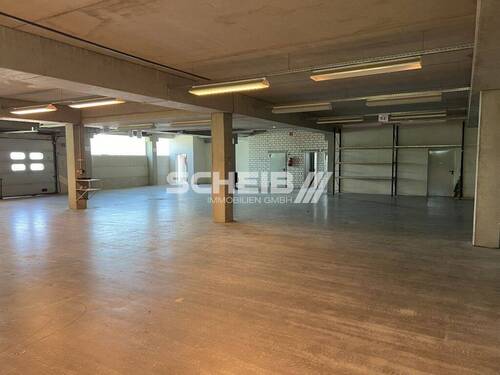 Anlieferung per Rolltor - Halle in Crailsheim