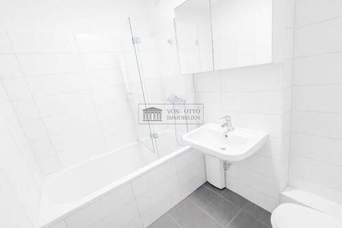 Schönes Badezimmer mit Badewanne - 