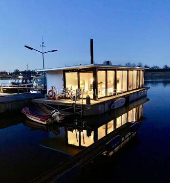 Titelbild Sportboot - Hochwertiges Hausboot: Ihr schwimmendes Zuhause auf dem Wasser