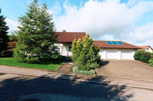 Außen mit. Garagen - 2 Zimmer Etagenwohnung in Sulz-Bergfelden