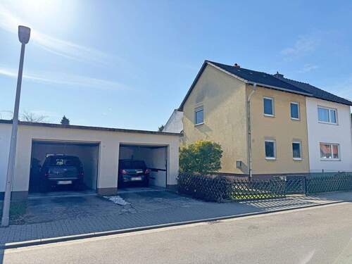 Außenansicht mit zwei Garagen - 