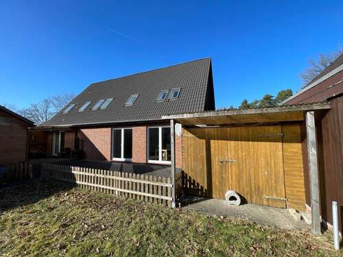 Grundstücksansicht mit Carport - 