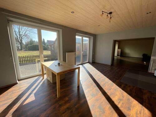 Essbereich mit Ausgang zur Terrasse - 5 Zimmer Einfamilienhaus in Schneverdingen