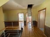 Treppe zum Obergeschoss und Dachboden - 
