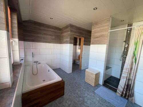 Bad mit Badewanne und Dusche/Obergeschoss - 