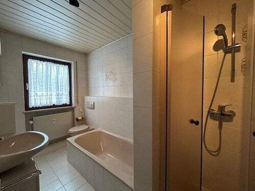 ... Badewanne und Dusche - 