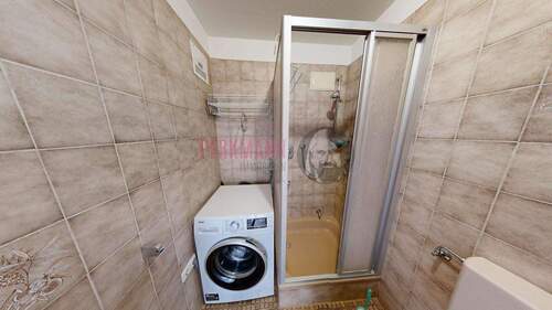 Badezimmer mit Dusche und Waschmaschine - 