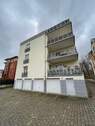 Außenansicht mit Tiefgaragenauffahrt - 2 Zimmer Etagenwohnung zur Miete in Stralsund