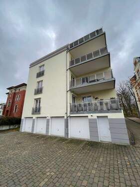 Außenansicht mit Tiefgaragenauffahrt - 2 Zimmer Etagenwohnung zur Miete in Stralsund