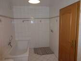 Bad mit Dusche und Wanne - 