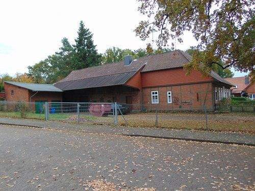 Haus mit Nebengebäude und Garage.jpg - 5 Zimmer Bauernhaus, Landhaus in Hankensbüttel