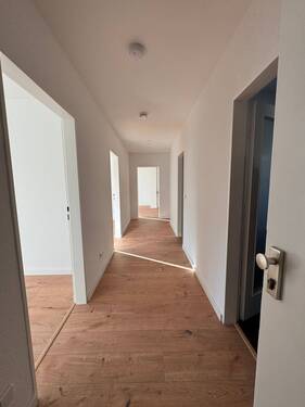 Flur - Modernisierte 3-Zimmer-Wohnung mit Balkon - Toplage am Friedberger Platz