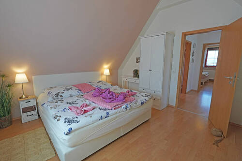 OG: Schlafzimmer 1 - 