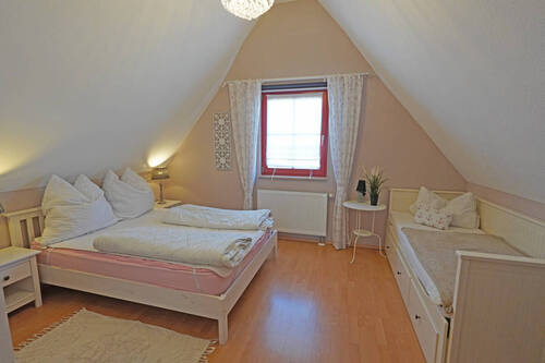 OG: Schlafzimmer 2 - 