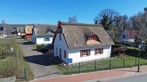 Blick auf das Haus - 3 Zimmer Mehrfamilienhaus, Wohnhaus in Koserow