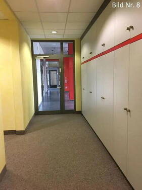 Flur mit Einbauschränken - 