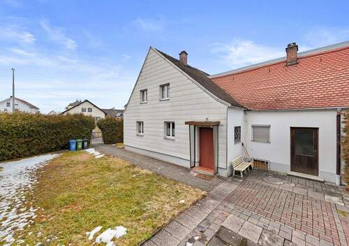 Hauseingang und Nebengebäude - 