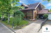 Frontansicht - Familienfreundliches Holzhaus aus finnischem Qualitätsvollholz - großer Garten, Sauna & Kamin