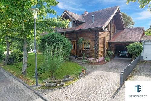 Frontansicht - Familienfreundliches Holzhaus aus finnischem Qualitätsvollholz - großer Garten, Sauna & Kamin