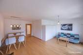 Wohnzimmer mit Essbereich - 2 Zimmer Etagenwohnung zur Miete in Nürnberg