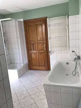 Badbeispiel mit Wanne und Dusche - 