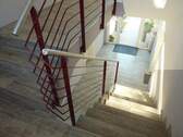 Treppenhaus zu den Wohnbereichen - 3 Zimmer Etagenwohnung in Gößnitz