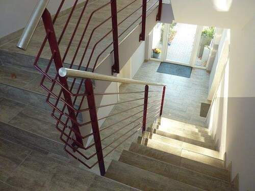 Treppenhaus zu den Wohnbereichen - 3 Zimmer Etagenwohnung in Gößnitz