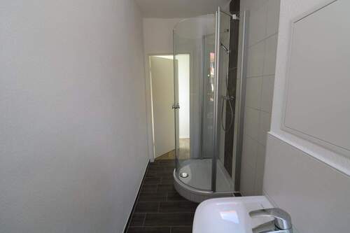 Beispiel Bad mit Dusche - 2 Zimmer Etagenwohnung zur Miete in Freiberg
