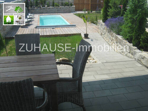 Terrasse Gartenhaus mit Blick zum Pool - 
