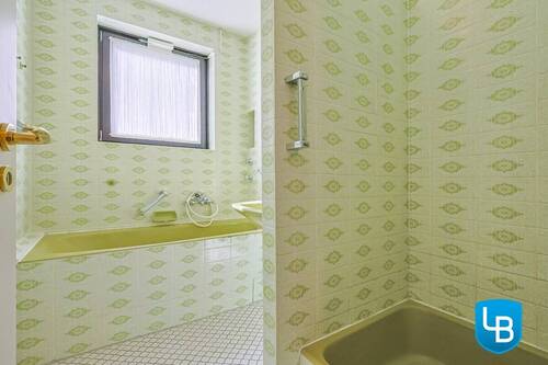 mit Platz für Wanne und Dusche - 