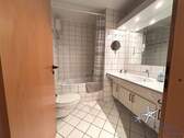 Badezimmer mit Wanne - 
