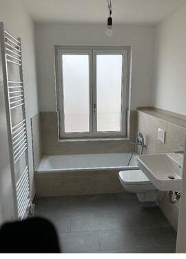 Badezimmer mit Badewanne.JPG - Etagenwohnung mit 93,70 m² in Mainz zur Miete