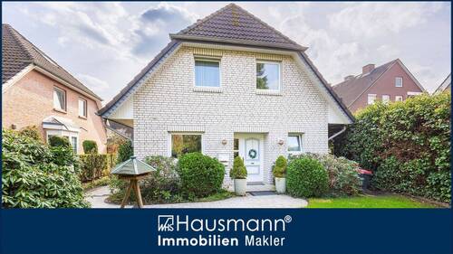 Hausansicht - Exklusives Landhausjuwel in begehrter Wohnlage in Hamburg-Niendorf!