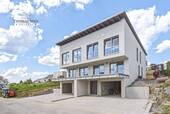 Straßenansicht - NEUBAU - Exklusive Doppelhaushälfte mit Garage, Stellplatz und Balkon im Neubaugebiet 'Hühnlesäcker'