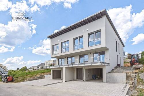 Straßenansicht - NEUBAU - Exklusive Doppelhaushälfte mit Garage, Stellplatz und Balkon im Neubaugebiet 'Hühnlesäcker'