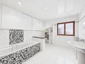 Badezimmer mit Wanne - 