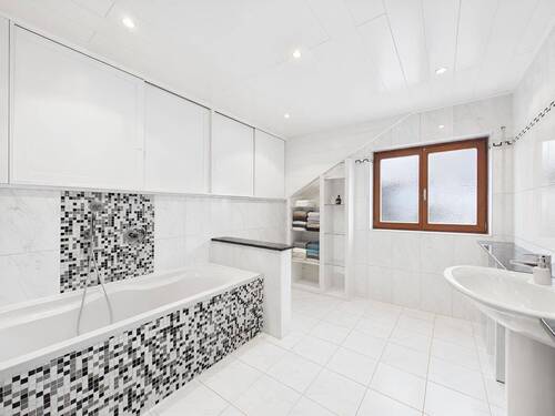 Badezimmer mit Wanne - 