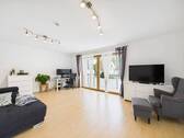 Wohnzimmer mit Balkonzugang - Energetisch zukunftssicher wohnen wie im Haus - exklusive 4,5-Zimmer-Wohnung mit PV & Wärmepumpe