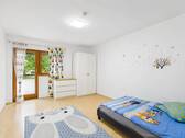 Kinderzimmer mit Balkonzugang - 