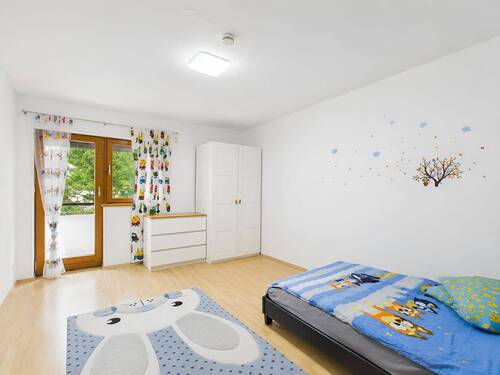 Kinderzimmer mit Balkonzugang - 