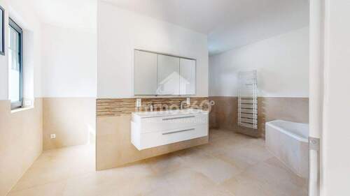 großes Bad mit Badewanne und Dusche - 