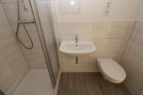 Bad mit Dusche - 2 Zimmer Etagenwohnung zur Miete in Freiberg
