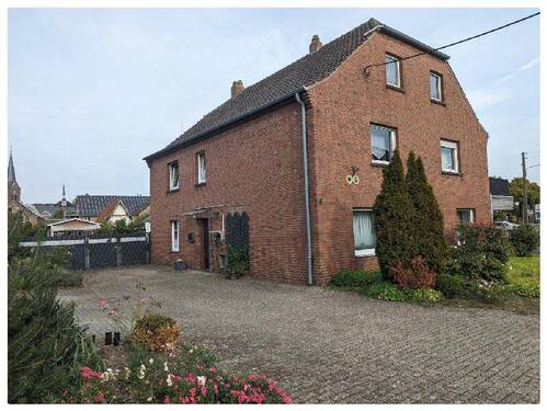 Frontansicht - Einfamilienhaus mit Einliegerwohnung auf großem Grundstück in Xanten-Marienbaum